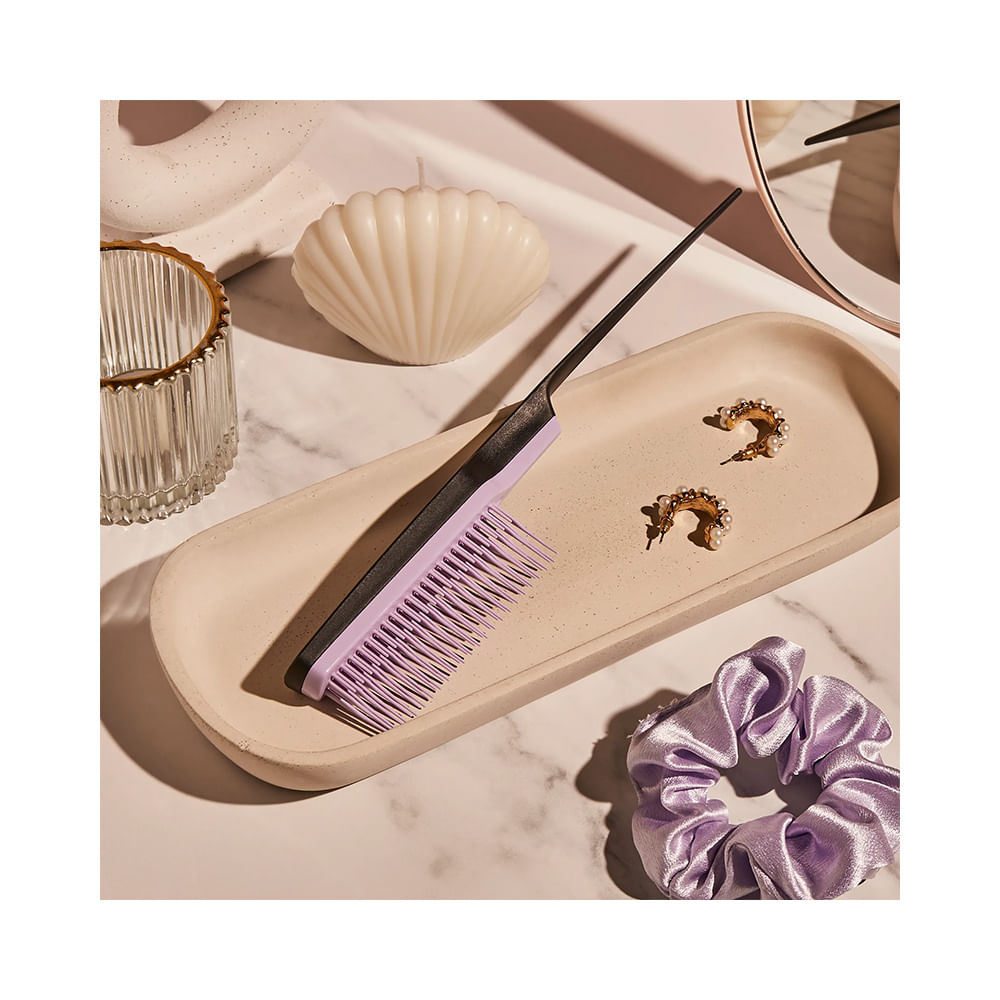 Pente Tangle Teezer The Ultimate Volumizer lilás em bandeja com acessórios femininos